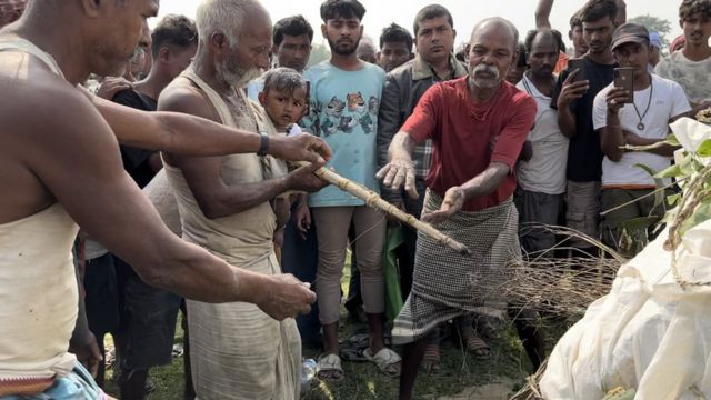 Funeral en Nepal de un trabajador fallecido en la construcción de estadios en Qatar.