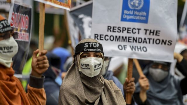 Protesters in Sri Lanka called on the government to overturn the decision to ban the burning of the bodies of Covid-19 victims