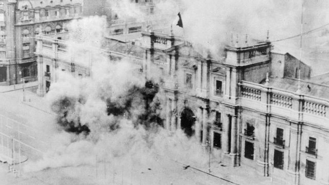 La Moneda bombardeada durante el golpe el 11 de septiembre de 1973.