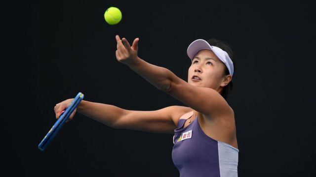 Chinesa Peng Shuai fotografada no momento em que faz um saque durante partida de tênis