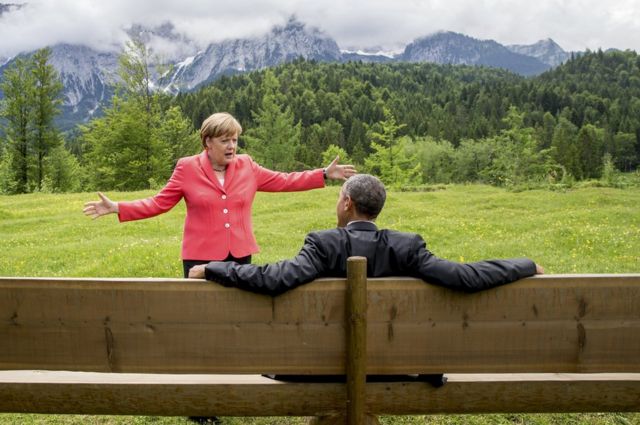 メルケル独首相とオバマ米大統領が屋外で歓談
