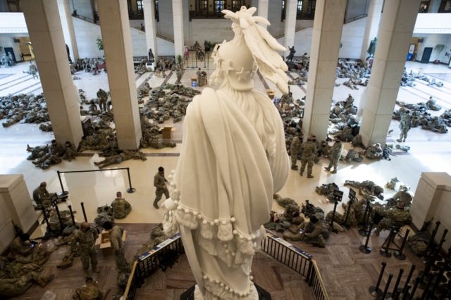 Hundreds sleep in visitors hall of US Capitol