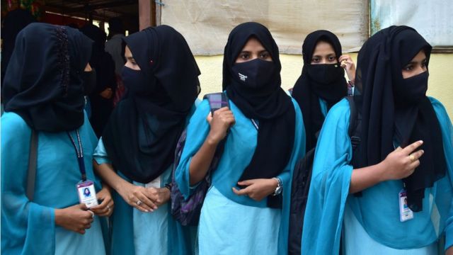 কর্ণাটকের উদুপি জেলার একটি কলেজে হিজাব পরার কারণে ঢুকতে পারেননি এই মুসলিম ছাত্রীরা