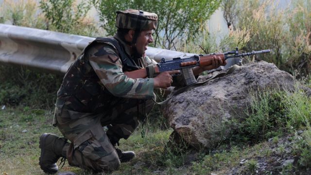 भारत प्रशासित कश्मीर के उड़ी में सेना के कैंप पर 18 सितंबर को हुए चरमपंथी हमले के दौरान मोर्चा संभाले एक जवान.