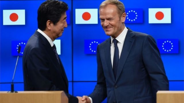 トゥスクEU大統領と握手する日本の安倍晋三首相(6日、ブリュッセル)