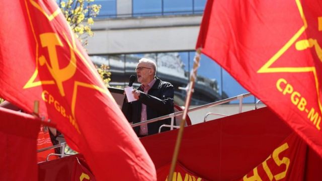 Đảng Cộng sản Anh với tinh thần công bằng, xã hội chủ nghĩa và sự đoàn kết của nhân dân, đã trở thành một biểu tượng của nền chính trị thế giới. Sự đồng cảm của những người đồng điệu với tinh thần đấu tranh của Đảng Cộng sản Anh qua hình ảnh lá cờ và logo Đảng sẽ được tái hiện một cách sống động.