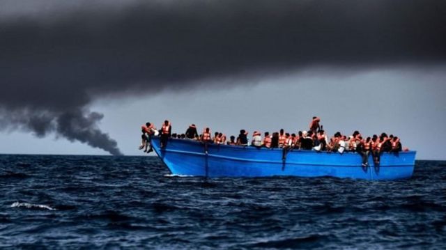 ผู้อพยพจำนวนหนึ่งนั่งแออัดยัดเยียดบนเรือล่องในทะเลเมดิเตอร์เรเนียน