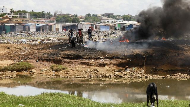 Humo de la quema de basura electrónica en Agbogbloshie