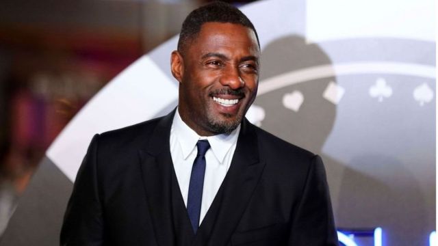Idriss Elba en visite en Sierra Leone, le pays de son père
