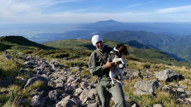 Monge Ryushô com o cachorro nas montanhas da região
