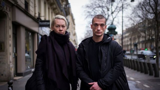 Павленский и его гражданская жена Оксана Шалыгина