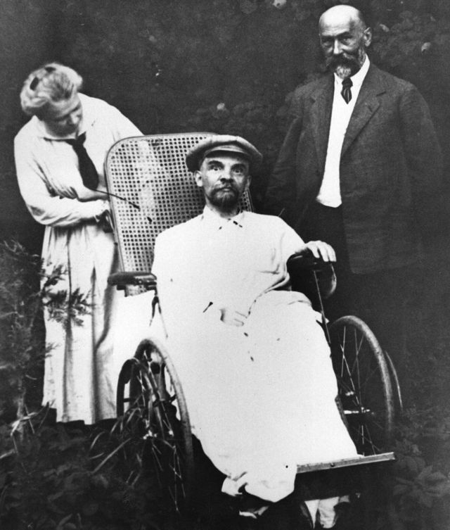 Lenin con su doctor y su hermana preferida