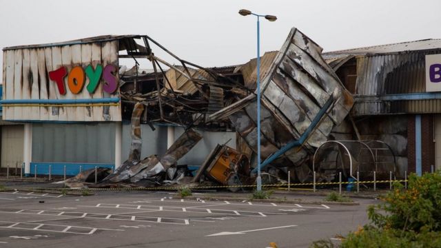 Toys R Us Building Damaged By Fire In Peterborough Bbc News