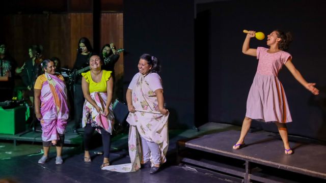 Wendy Hernández, Magaly Lemus, Magdalena Henríquez y Mariam Santamaría en una escena de "Si vos no hubieras nacido", de La Cachada Teatro.