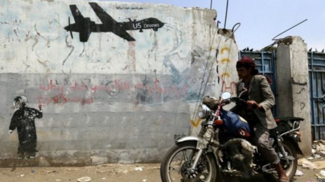 رسوم تندد باستخدام الطائرات دون طيار في أحد شوارع اليمن