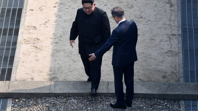 김정은 위원장은 북한 최고지도자로는 처음으로 군사분계선을 넘어 남측 땅을 밟았다