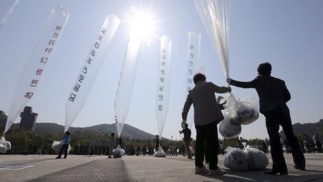 Activistas surcoreanos preparando globos con panfletos anti norcoreanos.