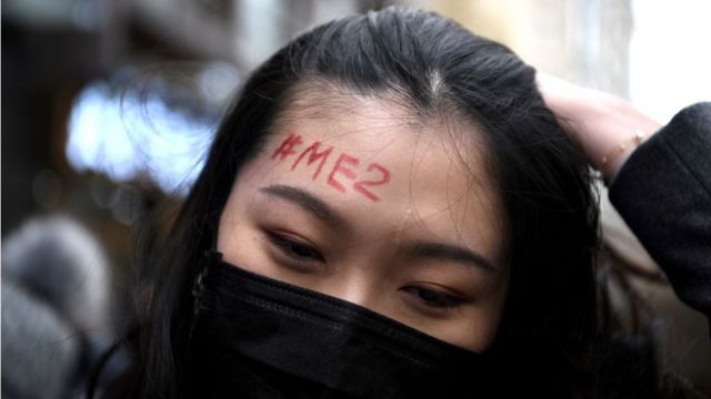 Chica con #MeToo escrito en la frente