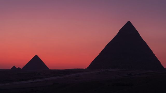 Cielo rojo y las pirámides del Cairo, Egipto