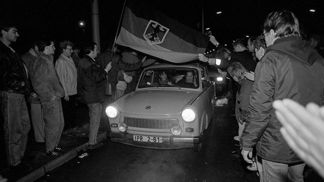 Ciudadanos de Alemania oriental son recibidos por una multitud en Berlín occidental.