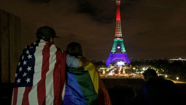 パリのエッフェル塔も追悼の色にライトアップされた（13日）