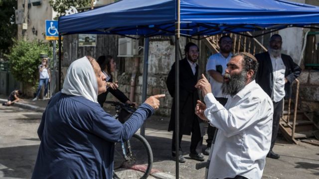 Mulher palestina homem judeu discutem no bairro Sheikh Jarrah