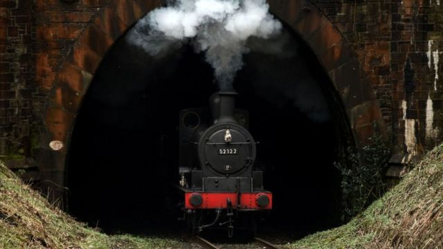 Отреставрированный паровоз в туннеле