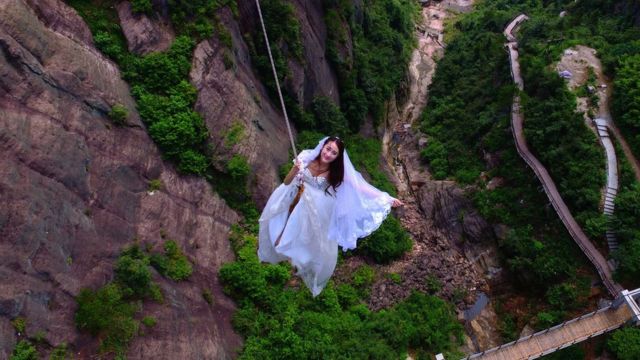 The bride suspended off Shiniuzhai glass bridge, 9 August 2016