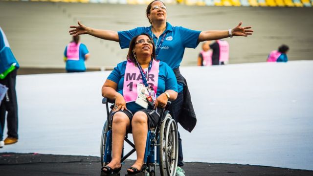 Pessoas ensaiam para abertura da Paralimpíada no Rio