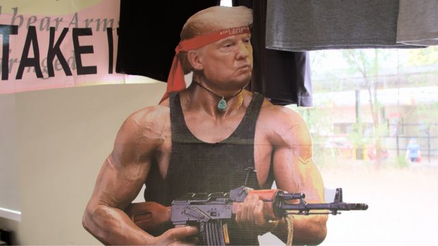 Figura de Trump vestido de Rambo