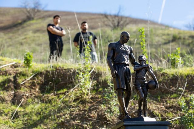Patung perunggu karya seniman Dan Medina yang menggambarkan Kobe Bryant dan putrinya Gianna ditempatkan di lokasi kecelakaan di Calabasas, California, pada 26 Januari.