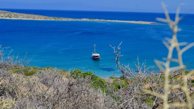 Praia deserta em Kolokythas, Creta, na Grécia