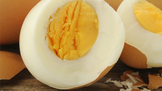 Faz mal comer ovo todos os dias? - BBC News Brasil