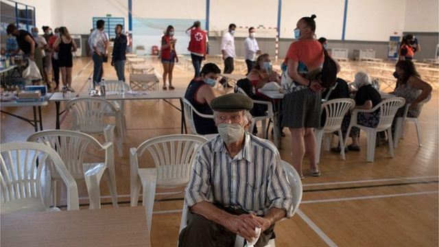 El incendio obligó a casi 2.000 personas a huir de sus hogares
