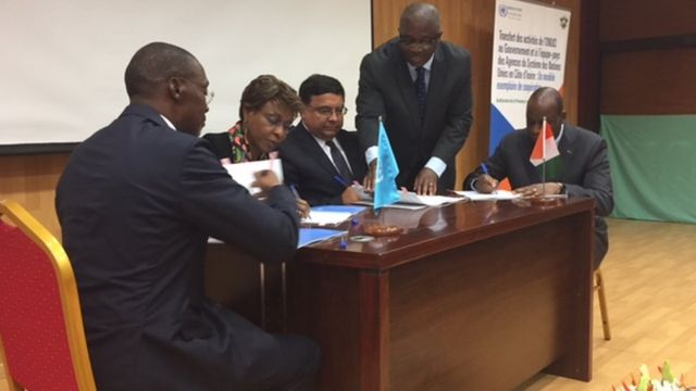 Des représentants de l'ONU et de la Côte d'Ivoire ont signé un accord en vue de la fin de l'ONUCI en juin 2017.