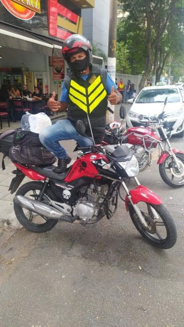 Luciano de Oliveira Rosa, de 44 anos, com a sua moto