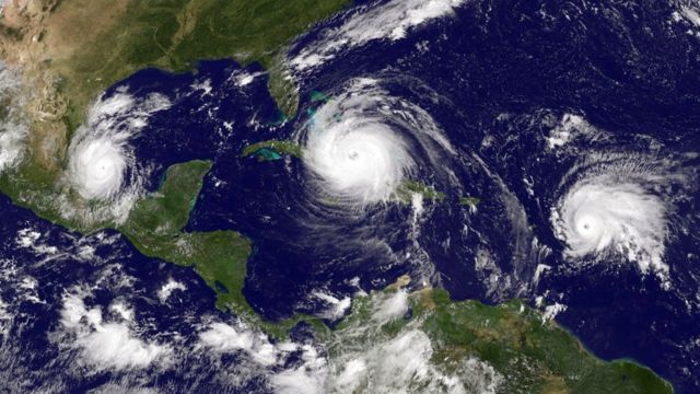 Tres tormentas tropicales en una imagen del satélite.