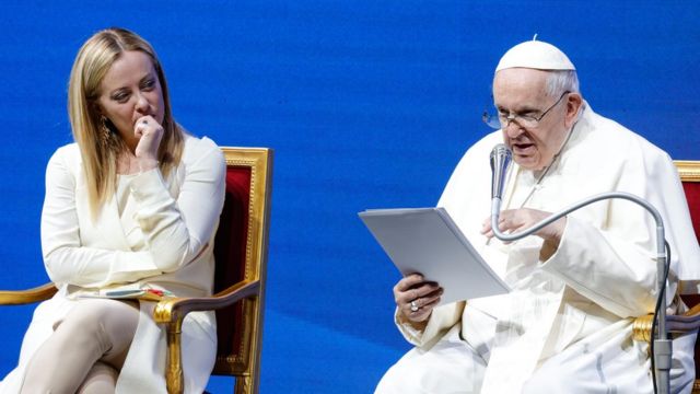 البابا فرنسيس على خشبة المسرح مع رئيسة الوزراء الإيطالية جورجيا ميلوني