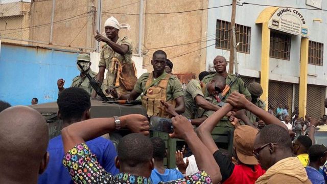 Les militaires maliens acclamés par la population le jour de la chute d'IBK.