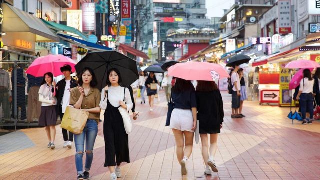 Mujeres caminando en Corea del Sur.
