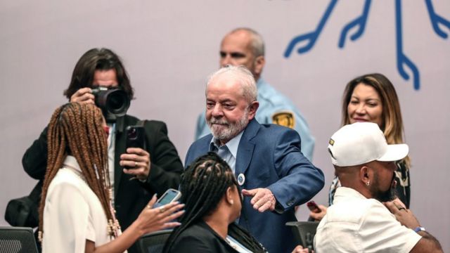 Lula cumprimenta representantes de grupos sociais