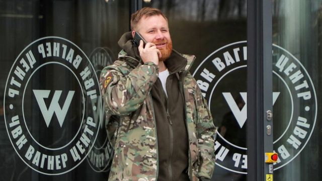 Un hombre vestido de militar a las puertas de la sede del Grupo Wagner.