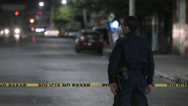 Un policía vigila una escena del crimen en El Salvador