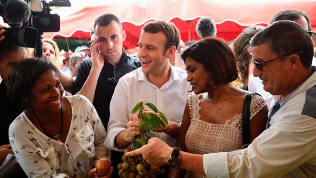 Macron durante una visita a Reunión.
