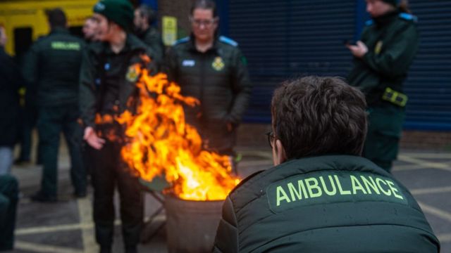 Część sanitariuszy podczas grudniowego strajku przed szpitalem.