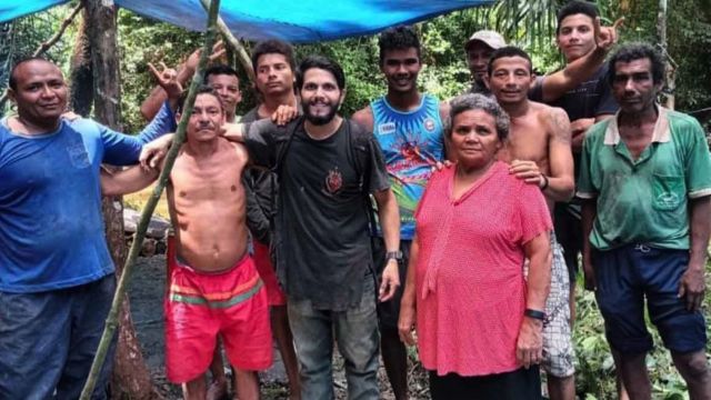 Antonio junto a los recolectores de castañas que lo rescataron.