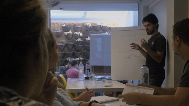 O refugiado Adel Bakkour dá aula de árabe em ONG no Rio
