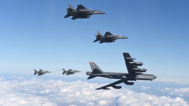 米軍のB-52爆撃機は米韓の戦闘機に随行されて韓国上空を飛行した