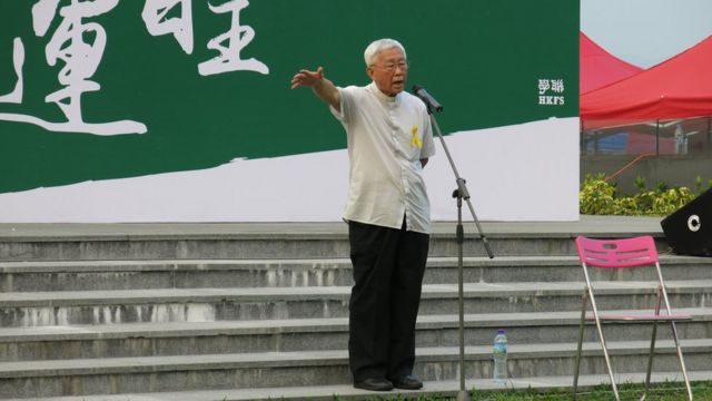 Chen Rijun speaks to students on strike at Tamar Park, Hong Kong (24/9/2014)