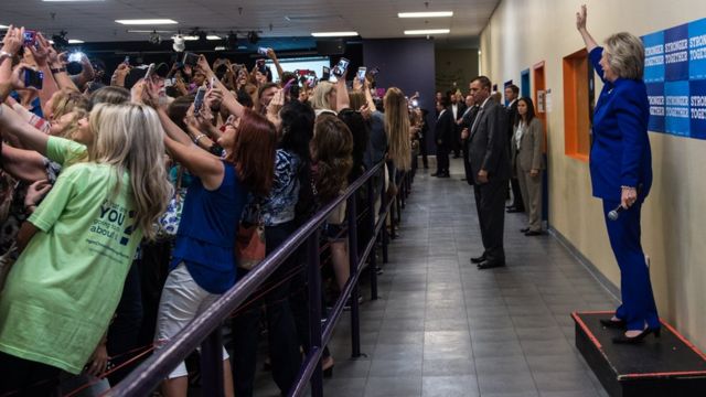 Hillary Clinton posa para fotos com correligionários em evento na Flórida.
